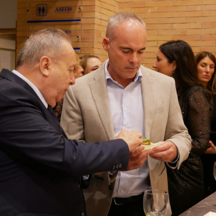 Cocinas Santos participa en los XIII Premios La Voz de Almería 2025 con un exitoso showcooking gastronómico